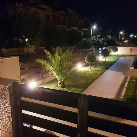 Daire Sithonia Luxury 3 Beds Studio, Semi-ground Floor