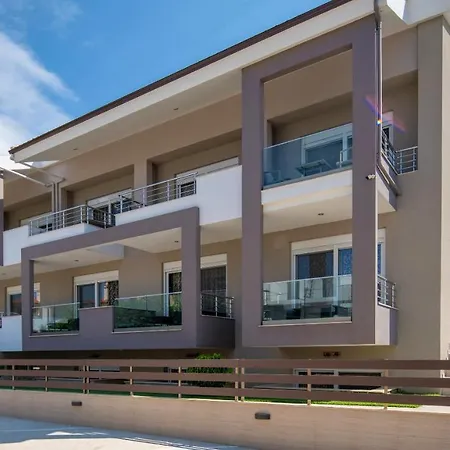 Sithonia Luxury 3 Beds Studio, Semi-ground Floor * ニキティ